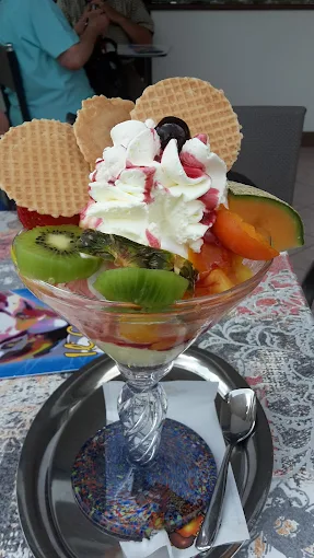Frische Gelato-Sorten in der Vitrine – natürliche Zutaten